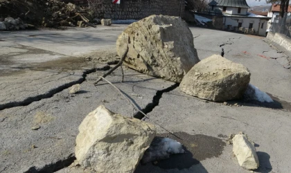 Depremin korkunç yüzü: Dev kayalar yola düştü...