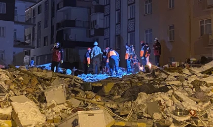 Edremit ekibi, anne ile çocuğunu kurtardı
