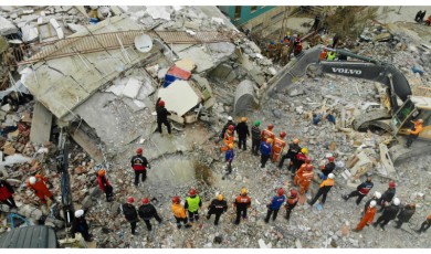 Enkaz altındaki onlarca kişiye sağ ulaşıldı