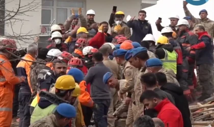 Enkazdan çıkarılan baba ile kızı konuştu: Eşya için kesinlikle evlere girmeyen