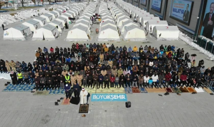 Kentte cuma ve gıyabi cenaze namazı kılındı