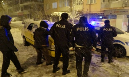 Yoğun kar yağışı ağaçları devirdi!