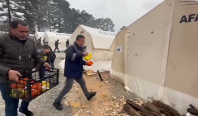 Ağbaba, yağmur nedeniyle su basan çadır kente eli boş gitmedi