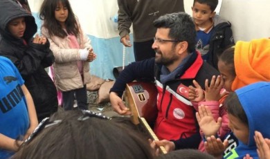 Alacakapı çadır kentteki çocukların müzik keyfi