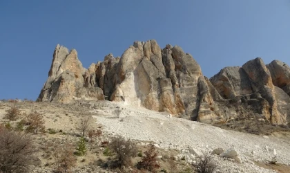 Deprem, Malatya’da dağları yerinde oynattı