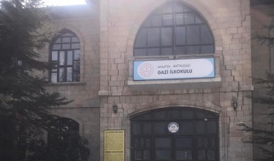 Depremde Gazi İlkokulu da yara aldı.. Malatya’m ağır yaralı..