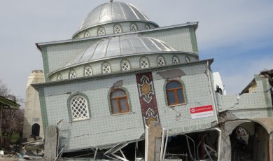 Depremin vurduğu cami yan yattı!