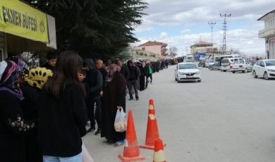 Depremin vurduğu Malatya'da metrelerce ekmek kuyruğu oluştu!