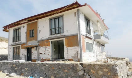 Fay hattı üzerindeki milyonluk ev harabeye döndü!