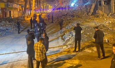 Fuzuli Caddesi'nde bir bina çöktü!