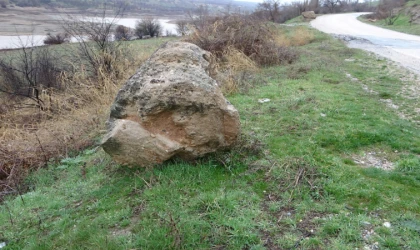 Heyelan karayoluna dev kayalar düşürdü!