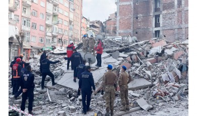 Malatya'da ağır hasarlı bina çöktü