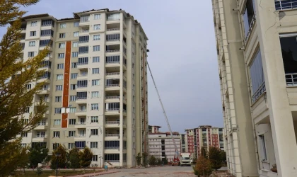 Ölümü göze alıp ağır hasarlı binadan eşyalarını çıkardılar