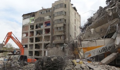 25 yıl önce inşa edilen 7 katlı bir bina 3 günde yıkılabildi! "Kale gibiydi, yıktılar"