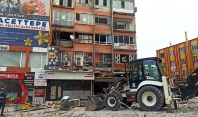 Ağır hasarlı binaya giren depremzede, ölüm kalım savaşı veriyor!