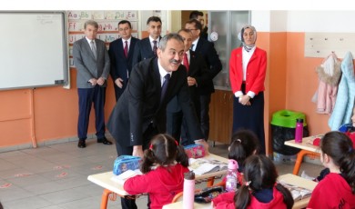 Bakan Özer: "Deprem bölgelerindeki 32 bin 659 öğrencimiz, nakillerini aldığı illerden geri dönüş yaptı"