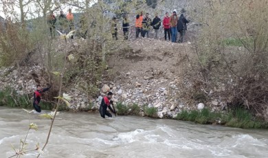 Bayram zehir oldu! 8 yaşındaki Ayşe'nin cansız bedeni buz gibi çaydan çıkarıldı...