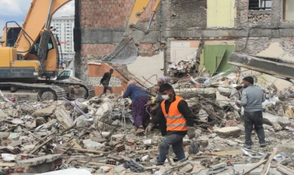 Deprem bölgesindeki enkazlarda didik didik demir arıyorlar