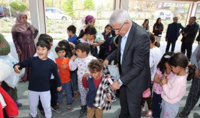 Depremzede çocukların yüzü bayramlık hediyelerle güldü