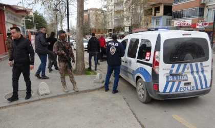 Gözaltına alınan şahsın aracından polis yeleği çıktı