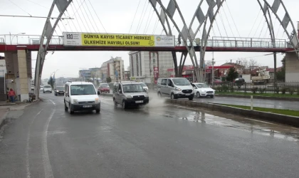 Kent genelinde etkili olan sağanak yağış su birikintileri oluşturdu