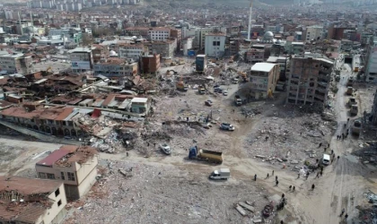 Malatya’da 5 katlı bina kendiliğinden yıkıldı