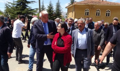 Bakan Ersoy, depremlerde hasar gören cemevi ile camide incelemelerde bulundu