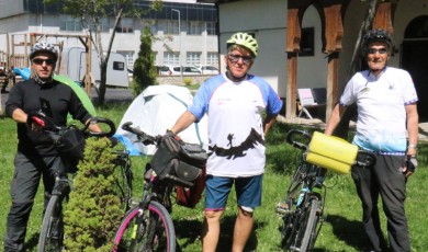 Binlerce kilometre uzaklıktan gelip depremzedelerin yaralarını sardılar