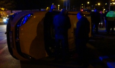 Çöşnük kavşağı mevkiinde hafif ticari araç devrilerek yan yattı