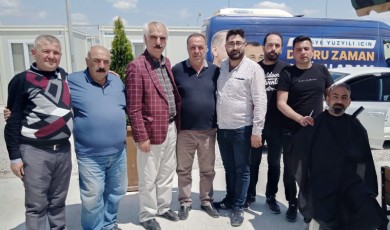 Gönüllü berber ve kuaförler, depremzedeleri tıraş etti
