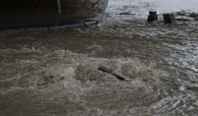 Malatya sağanak yağışa teslim oldu! Caddeler göle döndü