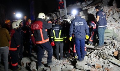 Malatya’da 3 katlı ağır hasarlı bina çöktü: 1 kişi öldü