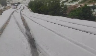 Malatya’da dolu yolları kapattı, çok sayıda araç yolda kaldı