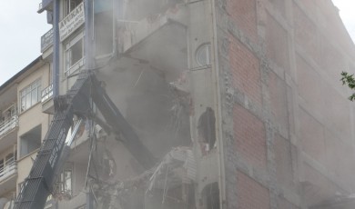 Malatya'da koca bina tuzla buz oldu!