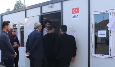 Malatyalı depremzedeler okul bahçelerine kurulan konteynerlerde oy kullanılıyor