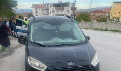 Melekbaba Caddesi üzerinde otomobilin çarptığı yaya yaralandı
