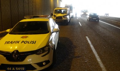 Turgut Temelli caddesi mevkiindeki alt geçitte akaryakıt tankeri ile kamyonet çarpıştı
