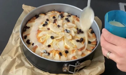 Ustaları kıskandıracak renk şöleni: Özel "Soslu Elmalı Kek" Tarifi