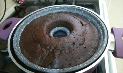 15 dakikada hazır: Fırınsız kek yapmak isteyenleri buraya alalım! Tencerede Kakaolu Kek Tarifi