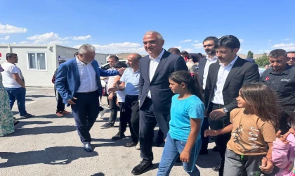 Bakan Ersoy, konteyner kentteki depremzedelerle bayramlaştı