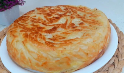 Bu börek 15 dakikada tavada pişiyor! Orjinalini aratmıyor: Yalancı Su Böreği Tarifi