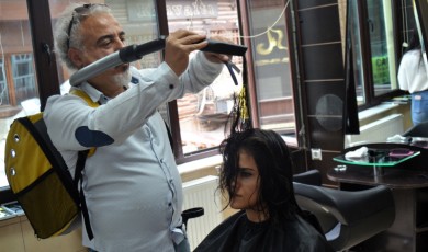 Bulduğu elektrik süpürgeli saç tıraşı ile dünya birincisi oldu!