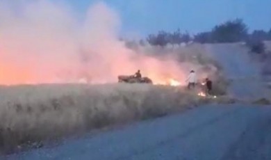 Deprem bölgesi Akçadağ'da, arpa ekili tarla, cayır cayır yandı!