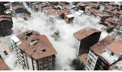 Deprem bölgesi Malatya'da 7 katlı bina saniyeler içinde toz bulutuna döndü!