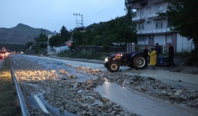 Deprem bölgesi Malatya'da, sel nedeniyle sürüklenen kaya parçaları karayolunu kapattı!