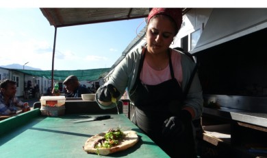 Kentin tek kadın kebap ustası Zeynep Tanık, mücadelesine konteynerde devam ediyor