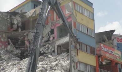 Malatya'da iş makinesi operatörü yıkım sırasında öyle bir şey yaptı ki...