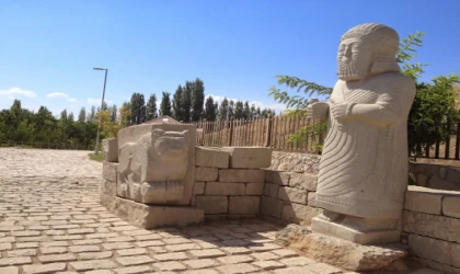 Malatya’nın 7 bin yıllık kadim tarihi, UNESCO mirası Aslantepe Höyüğü ziyaretçi akınına uğruyor! Aslantepe Höyüğüne girişler ücretli mi? Nasıl gidilir?