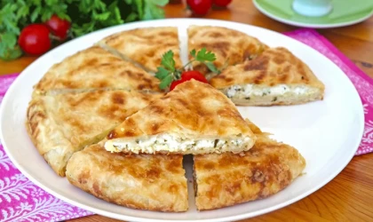 Su böreğini aratmıyor! Bayrama yakışır, 15 dakikada hazır: Peynirli Tava Böreği Tarifi