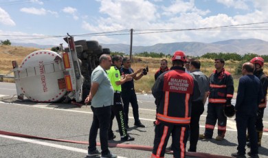 Faciaya ramak kaldı! Malatya-Elazığ karayolunda, yol uzun süre trafiğe kapandı